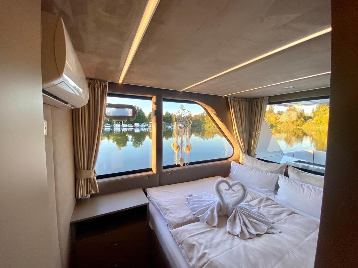 Schwimmendes Luxboot 4