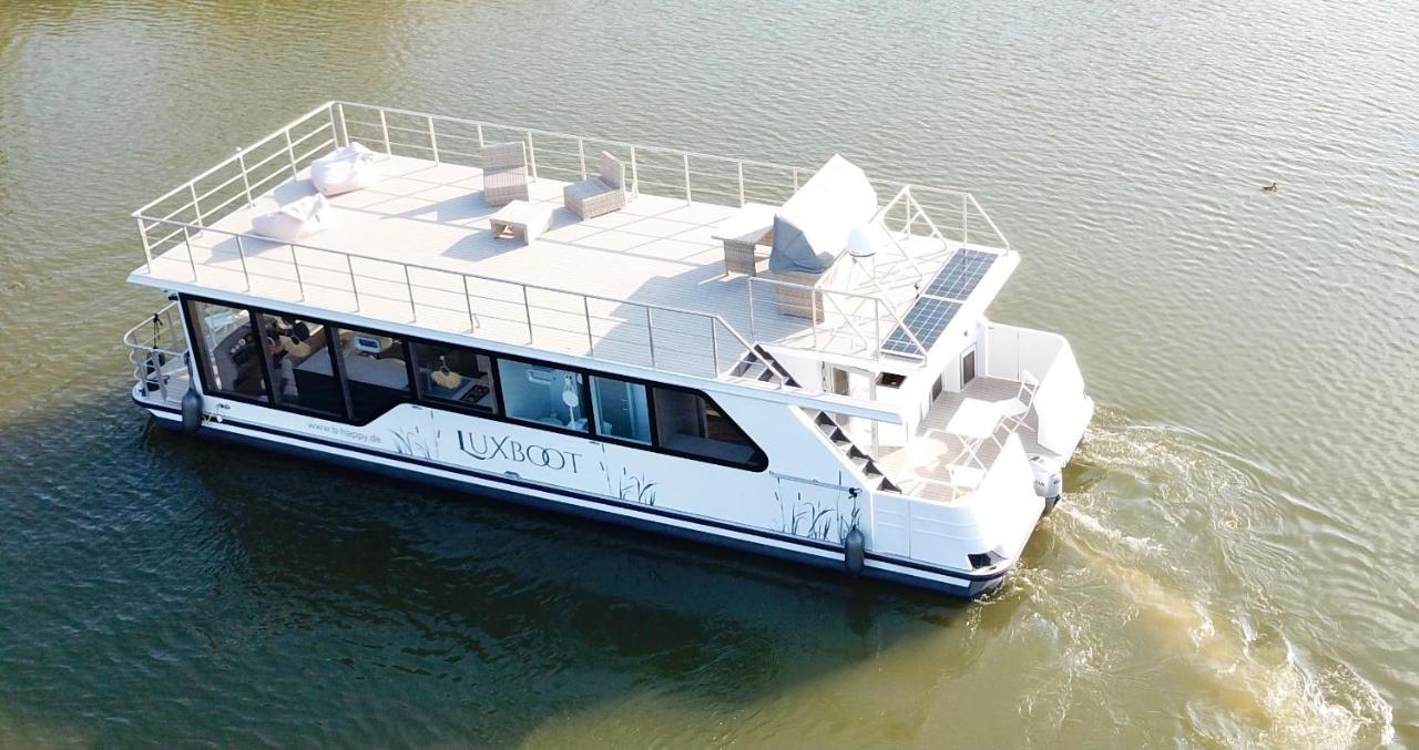 Schwimmendes Luxboot 3